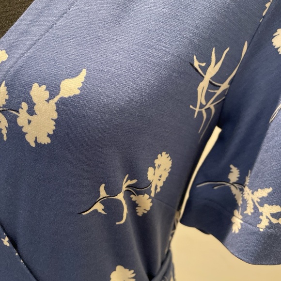 Ann Taylor Wrap Dress Size6 BlueWhite Floral Print Capsule Classic Timeless - Picture 6 of 12